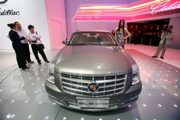 Visitantes Olham Para Cadillac Sls Durante 8Th China Guangzhou International — Fotografia de Stock