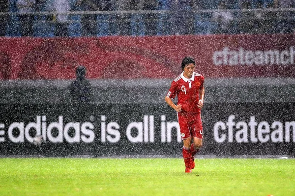 Chinas Zhao Peng Παρατηρείται Βροχή Ένα Φιλικό Ποδοσφαιρικό Αγώνα Εναντίον — Φωτογραφία Αρχείου