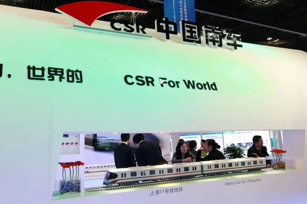 Besökare Ses Montern Csr Corporation Moderna Järnvägar 2010 Peking Kina — Stockfoto