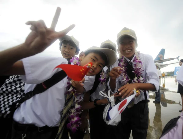 2011年8月1日 来自地震灾区的日本学生抵达海南省海口市海口市国际机场后摆姿势 — 图库照片