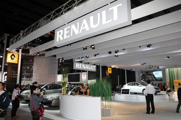 Besucher Betrachten Renault Autos Während Der Chinesischen Guangzhou Internationalen Automobilausstellung — Stockfoto