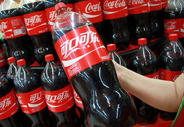 Customer Shops Bottles Coca Cola Cola Supermarket Nantong City East — Fotografia de Stock