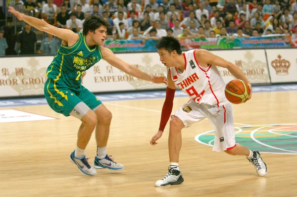 Chinas Szun Jüe Jobb Kihívások Jesse Wagstaff Ausztrália Egy Kosárlabda — Stock Fotó