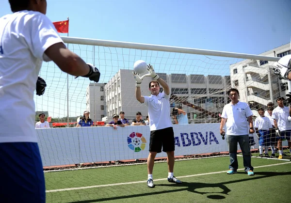 Portero Español Iker Casillas Enseña Los Niños Chinos Habilidades Fútbol — Foto de Stock