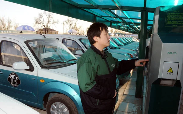 Egy Kínai Munkavállaló Újratölti Elektromos Taxit Egy Töltőállomáson Pekingben Kínában — Stock Fotó