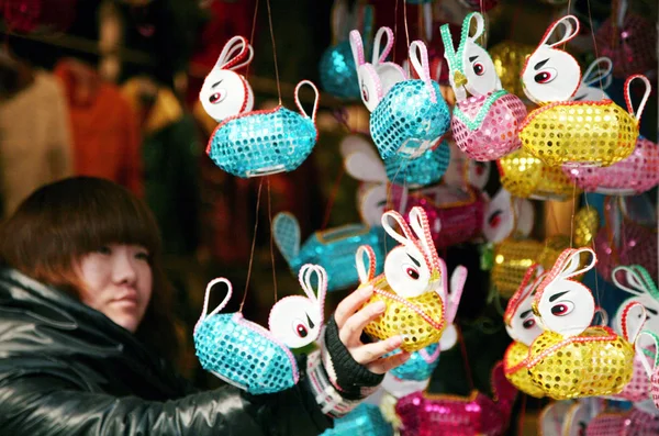 Kinesisk Kund Affärer För Små Kanin Formade Lyktor Marknad Som — Stockfoto