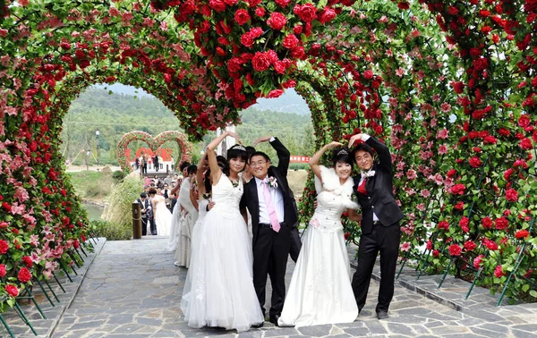 Νεαρά Ζευγάρια Κινέζων Φαίνονται Μια Γαμήλια Τελετή Στην Πόλη Suzhou — Φωτογραφία Αρχείου