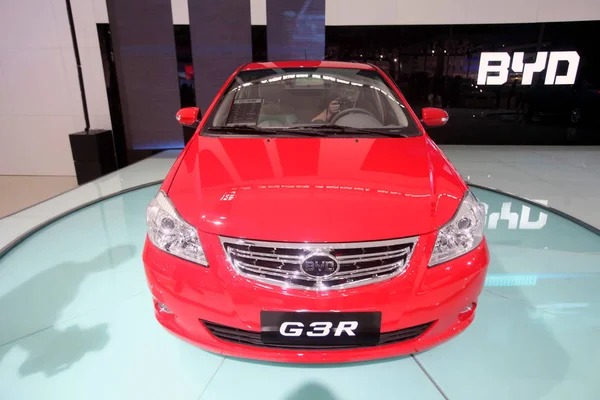 Comprador Chino Del Coche Intenta Byd G3R Durante Una Demostración — Foto de Stock