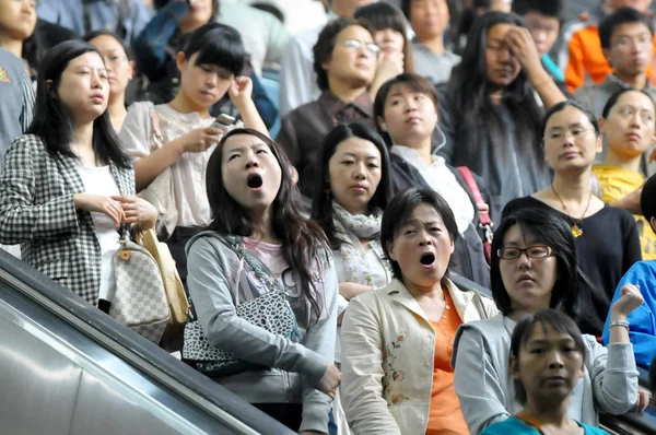 Two Chinese Woman Yawn Amongst Crowd Passengers Peoples Square Subway — Stock Photo, Image