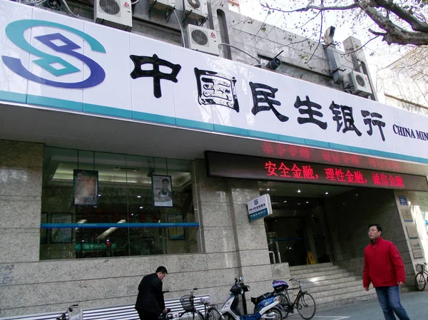 Residentes Chineses Locais Passam Por Uma Filial China Minsheng Banking — Fotografia de Stock