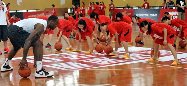 Gwiazda Nba Lebron James Miami Heat Powoduje Chiński Młodych Graczy — Zdjęcie stockowe