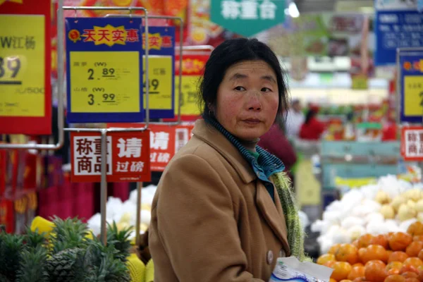 2011年1月20日 中国東部江蘇省南通市のスーパーで果物を買う中国人女性 — ストック写真