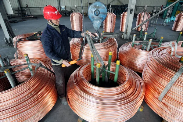 Een Chinese Werknemer Takels Spoelen Van Koperen Buizen Een Fabriek — Stockfoto