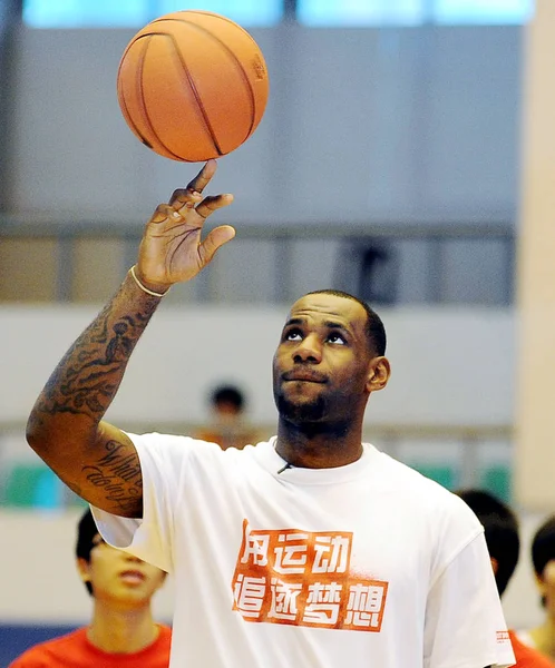 Nba の星レブロンジェームズ 2011 日北西の中国陝西省西安市に彼の中国ツアー中長安大学で中国のファンに彼のバスケット ボールのスキルを示しています — ストック写真