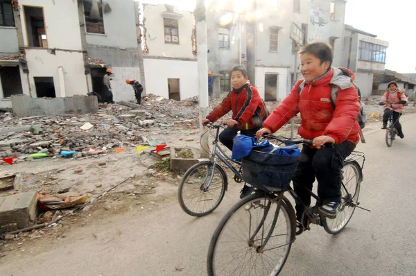 Estudiantes Chinos Montan Bicicleta Pasando Por Casas Demolidas Para Construcción — Foto de Stock