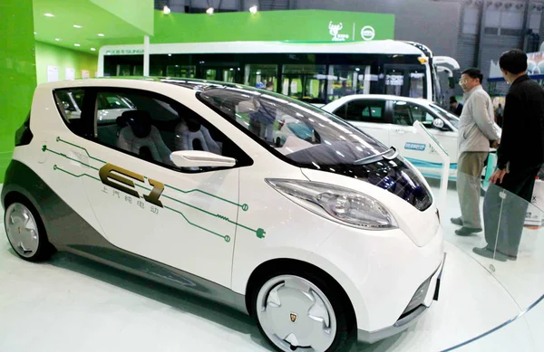 Visitatori File Cinesi Guardano Veicolo Elettrico Saic Motor Durante China — Foto Stock