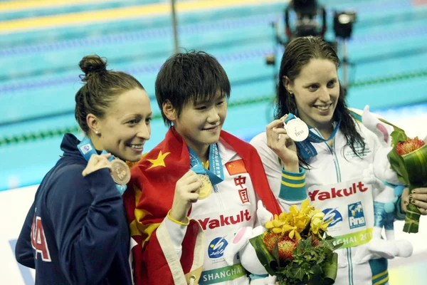 在颁奖仪式上 铜牌得主 美国的阿丽亚娜 库科斯 中国的叶世文和银牌得主澳大利亚的艾丽西亚 库茨在颁奖仪式上展示了自己的奖牌 — 图库照片
