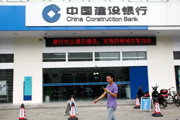 Ένας Κινέζος Περπατά Πέρα Από Ένα Υποκατάστημα Της Κίνας Κατασκευαστική — Φωτογραφία Αρχείου