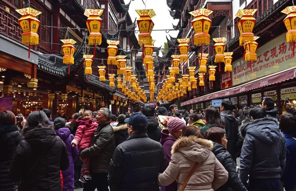 Turistas Lotam Jardim Jardim Yuyuan Feira Lanternas Durante Ano Novo — Fotografia de Stock