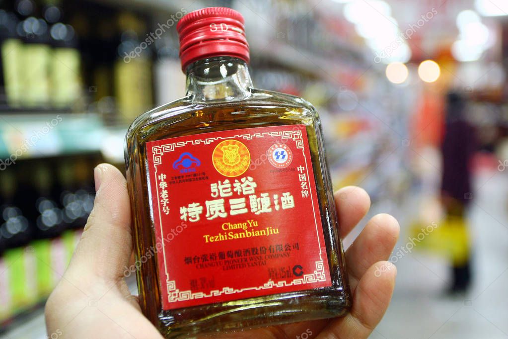 Una botella de licor de tres penes Changyu (Tezhi Sanbian Jiu) se ve a