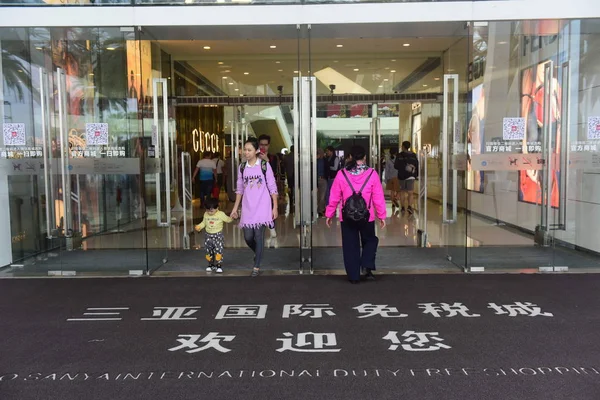 2018年12月31日 中国南部海南省三谷市のハイタンベイDfs 免税店 モールに入るお客様 — ストック写真