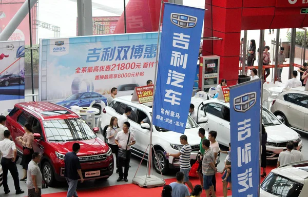 Människor Besöker Montern Geely Bil Utställning Changzhou City Östra Kina — Stockfoto