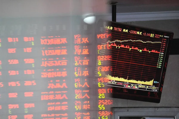 Een Chinese Investeerder Kijkt Naar Voorraad Index Prijzen Van Aandelen — Stockfoto