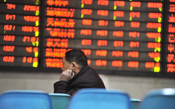 Investor China Melihat Indeks Saham Dan Harga Saham Merah Untuk — Stok Foto