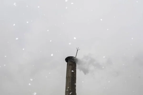 Rauch Steigt Aus Einem Schornstein Ersten Schneefall Dieses Jahres Peking — Stockfoto