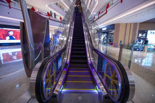 Klienci Podejmują Zhejiang Najdłuższy Schody Ruchome Działa Metrów Piątym Piętrze — Zdjęcie stockowe