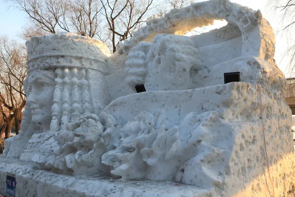Uma Escultura Gelo Fusão Está Exibição South Lake Park Cidade — Fotografia de Stock