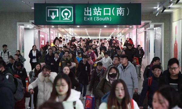 Čínské Cestující Kteří Vracejí Práce Čínský Lunární Nový Rok Také — Stock fotografie