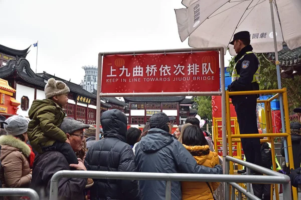 Los Turistas Llenan Jardín Jardín Yuyuan Feria Linternas Durante Año —  Fotos de Stock