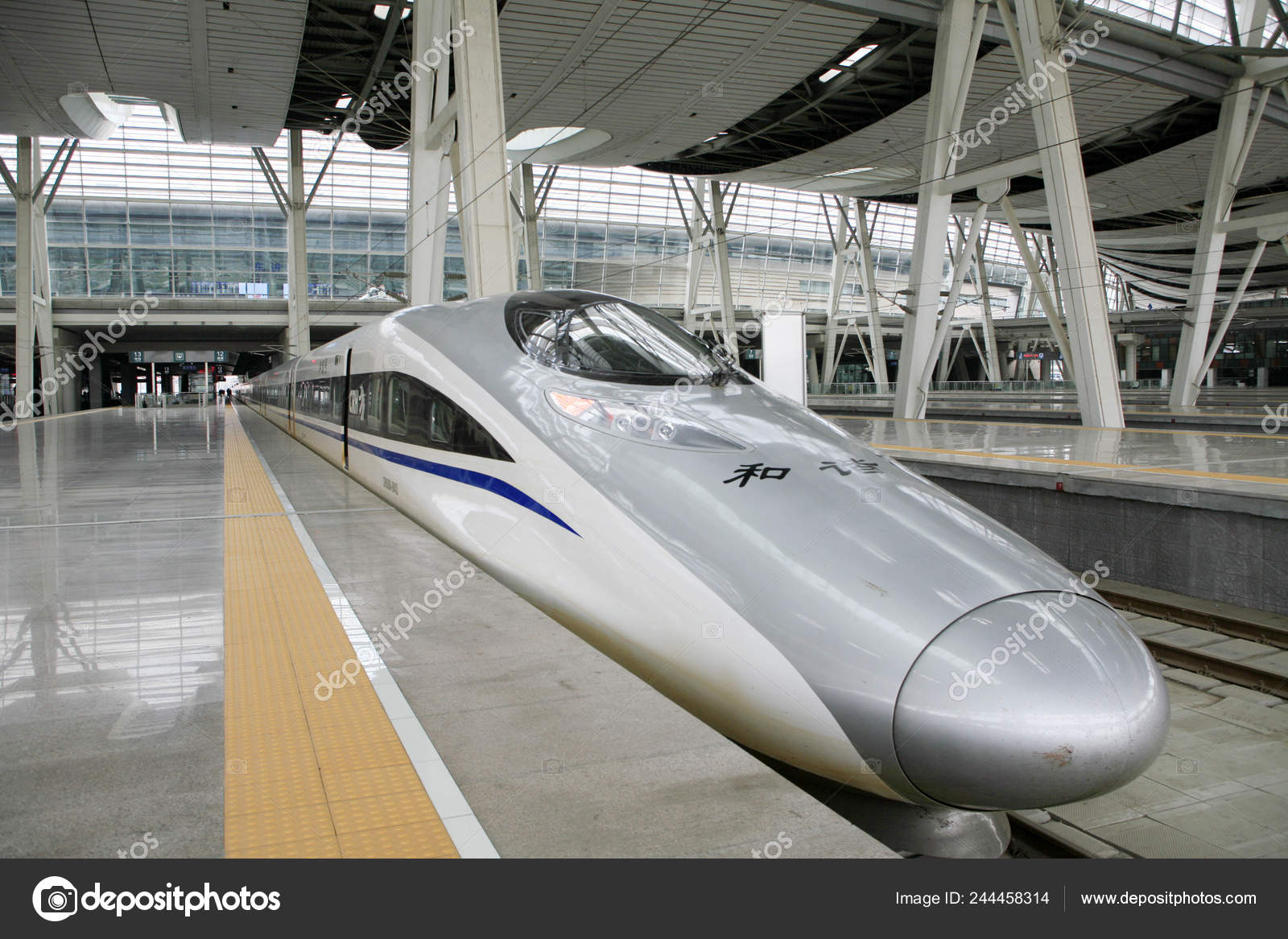 资料图片2011年6月9日中国铁路高速列车在江苏省南京市火车站开行 资料图片2011年6月9日中国铁路高速列车在江苏省南京市火车站开行