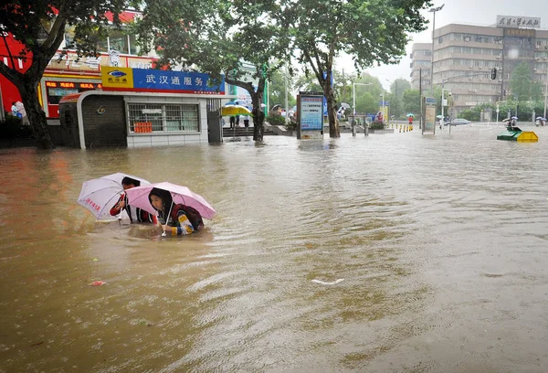 Młodzi Studenci Odważnymi Powodziami Ulicy Silnym Deszczu Mieście Wuhan Prowincji — Zdjęcie stockowe