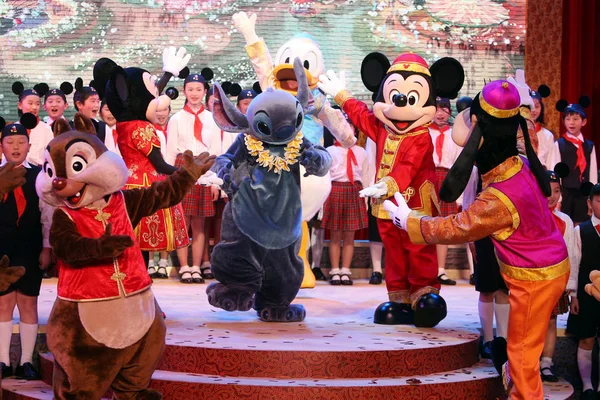 Уолт Дісней Персонажі Мультфільмів Виступають Церемонію Шанхай Disney Resort Шанхаї — стокове фото