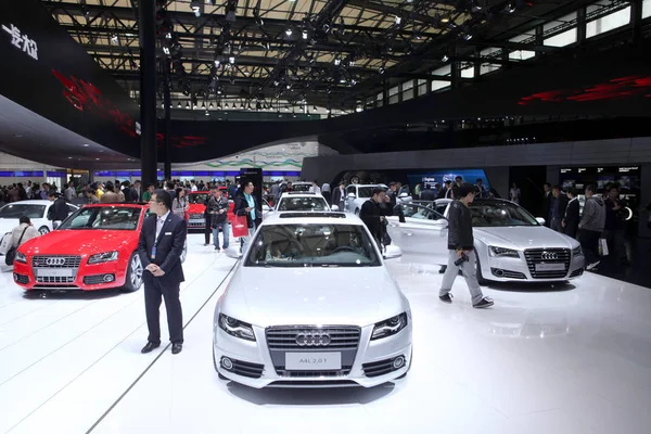 Visitantes Olham Para Carros Audi 14Th Shanghai International Automobile Industry — Fotografia de Stock