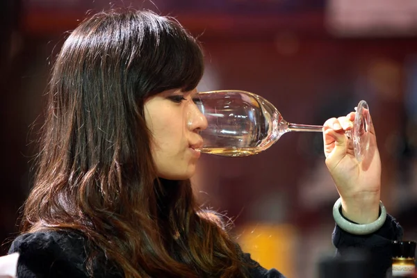 Visitor Tastes Wine 7Th Shanghai International Wine Spirits Exhibition 2011 — Stock Photo, Image