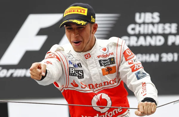 British Kierowca Lewis Hamilton Mclaren Mercedes Zespołu Świętuje Swoje Zwycięstwo — Zdjęcie stockowe