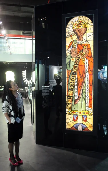 Visitante Olha Para Uma Exposição Exibida Museu Vidro Xangai Distrito — Fotografia de Stock