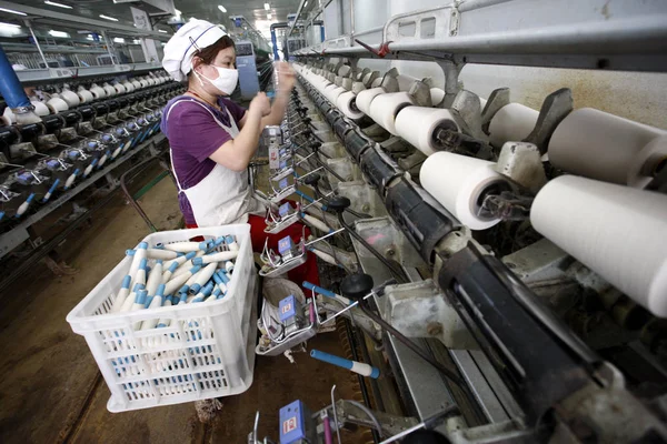 Una Trabajadora China Encarga Producción Hilados Para Ser Exportados Los —  Fotos de Stock