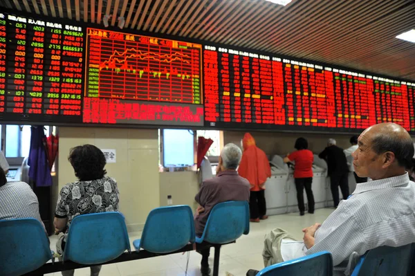 Investor Cina Melihat Harga Saham Merah Untuk Kenaikan Harga Dan — Stok Foto