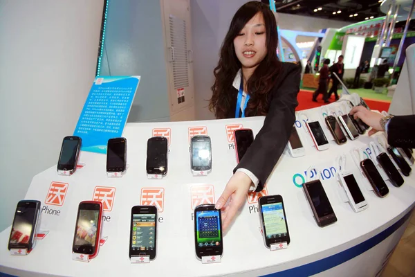 Employee Shows Smartphones Exhibition Beijing China March 2011 — Stock Photo, Image