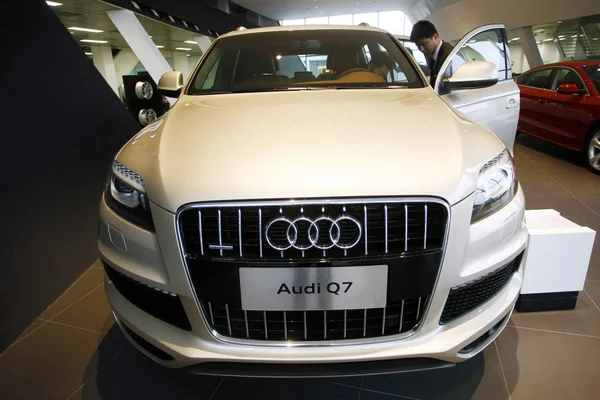 Chinese Car Buyer Tries Out Audi Audi Dealership Shanghai China — Stock Photo, Image