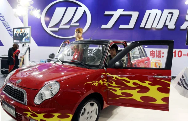 Visitante Prueba Lifan 320 Durante Una Exposición Automóviles Beijing China — Foto de Stock