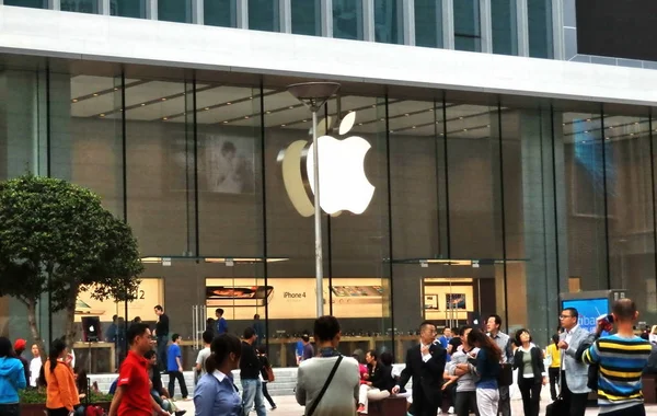 Люди Проходят Мимо Apple Store Нант Роуд Шанхай Китай Сентября — стоковое фото