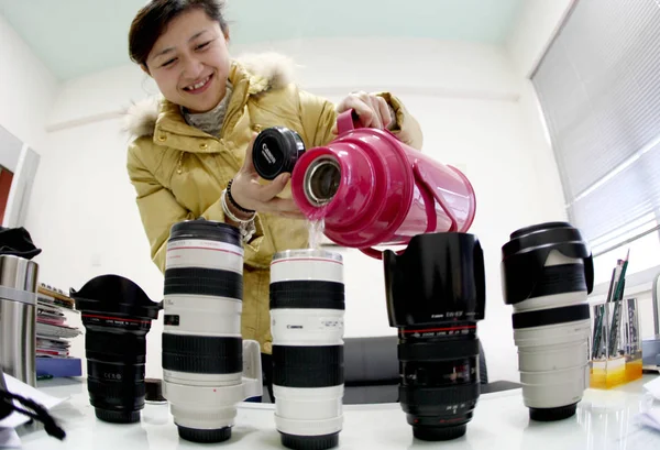 Uma Mulher Chinesa Enche Copos Forma Canon Câmera Lense Com — Fotografia de Stock
