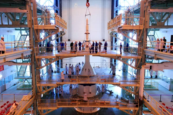 Chinesische Wissenschaftler Und Ingenieure Befestigen Den Fluchtturm Einer Langen Trägerrakete — Stockfoto