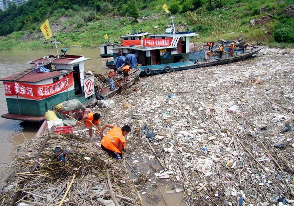 Lavoratori Cinesi Ripuliscono Rifiuti Galleggianti Sul Fiume Yangtze Nel Bacino — Foto Stock