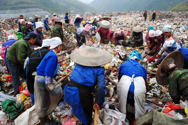Catadores Chineses Pegam Coisas Valiosas Depósito Lixo Nos Arredores Cidade — Fotografia de Stock